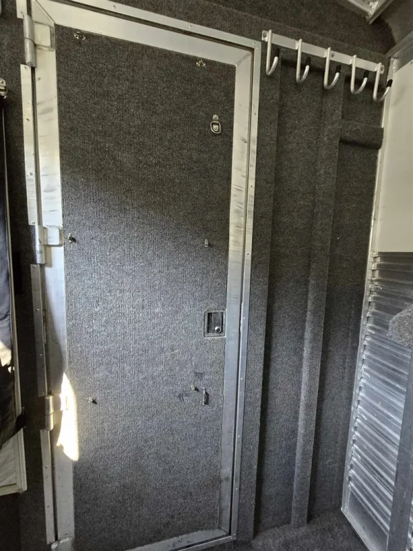 2000 C&C 2 horse Gooseneck - Image 8