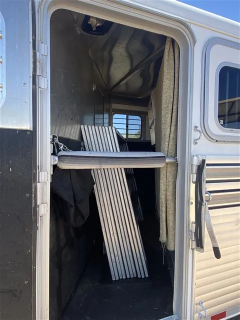 2000 Sooner 4 Horse Bumper Pull SUPER CLEAN - Image 6