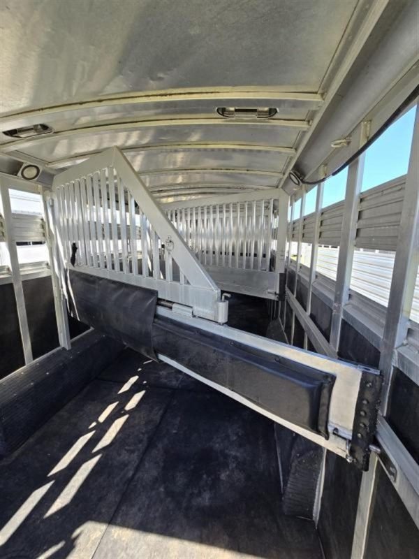 2006 C&C 4 Horse Gooseneck Trailer - Image 2