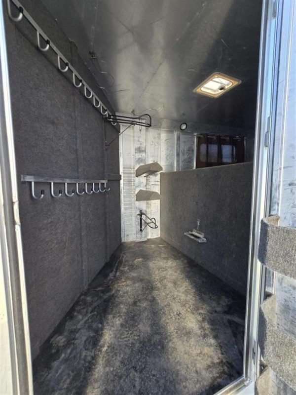 2006 C&C 4 Horse Gooseneck Trailer - Image 8