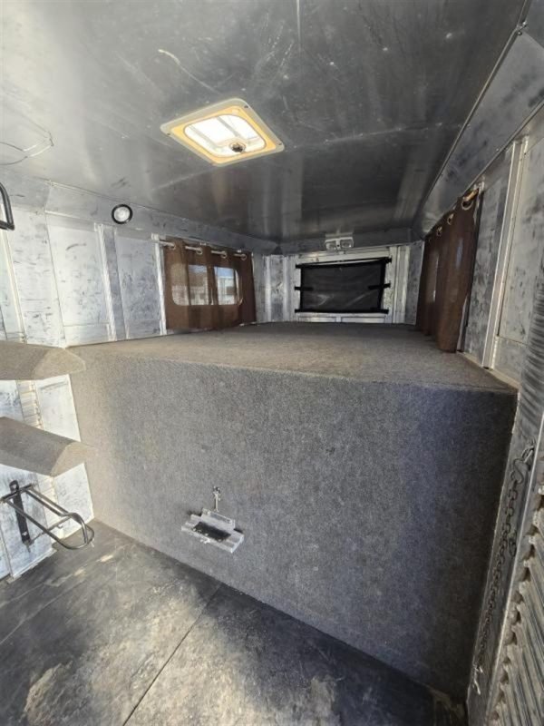 2006 C&C 4 Horse Gooseneck Trailer - Image 10