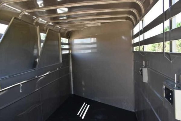 2017 CM 3HSLBP 3 Horse Trailer - Image 9
